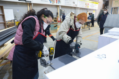 Kadın mobilya ustaları yetişiyor