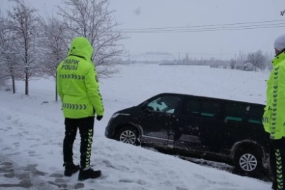 Karlı yolda kontrolden çıkan minibüs şarampole indi
