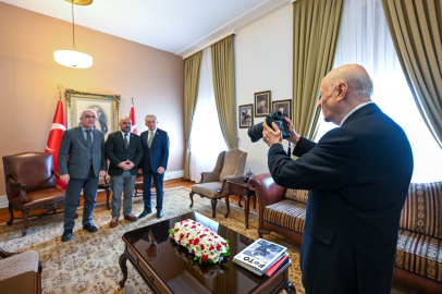 MHP Lideri Bahçeli, TFMD heyetinin fotoğrafını bizzat çekti