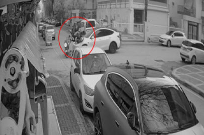 Tesla ile çarpışan motosikletteki 2 kişi metrelerce savruldu