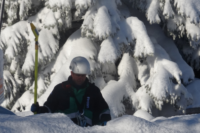Uludağ'da beline kadar kara gömülen ekiplerin zorlu mesaisi
