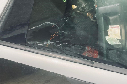 Alt geçitteki buz sarkıtı araç camını kırdı