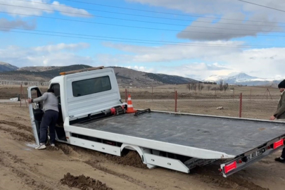 Bir çekiciyi kurtarmaya giden iki çekici de çamura saplandı