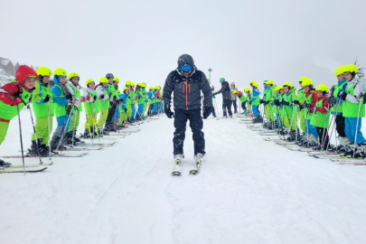Büyükşehir'le öğrencilerin kayak keyfi