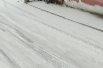 Kamyonet buzlanan yolda kayarak ilerledi