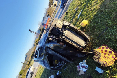 Kırmızı ışık ihlali yapan aracın çarptığı minibüs devrildi