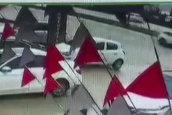 Kontrolden çıkan otomobil aydınlatma direğine çarptı