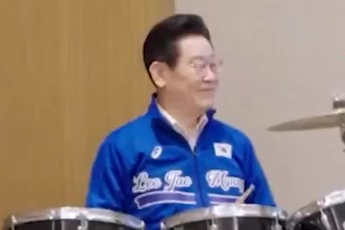 Liderlerden K-pop şarkıları eşliğinde bateri şov