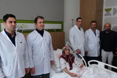 87 yaşındaki hastanın karnından 4,5 kilogramlık tümör çıkarıldı