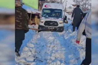 Ambulansa yol açmak için küreklerle seferber oldular