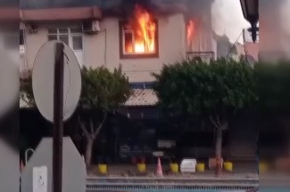 Müstakil ev alevlere teslim oldu