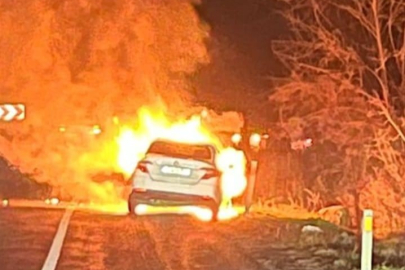 Bursa'da seyir halindeki otomobil alev alev yandı