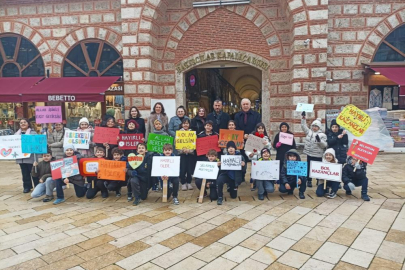 Bursa'da miniklerden Tarihi Çarşı ve Hanlar Bölgesinde anlamlı mesaj