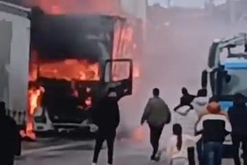 Bursa'da sünger yüklü TIR dorseleri alev alev yandı