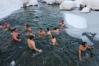 Buz tutan suda yüzerek eğlendiler