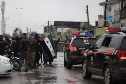 Suriye'de güvenlik güçlerine ait konvoy Tabka'ya girdi