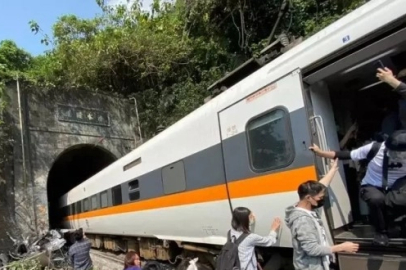 2 hızlı tren raydan çıktı: 21 ölü, 100 yaralı
