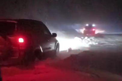 Araçlarıyla karlı yolda mahsur kalan çift kurtarıldı