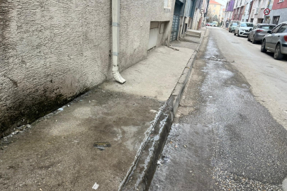 Klima suyu kaldırımı buz pistine çevirdi