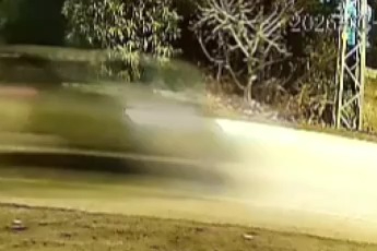 Otomobilin elektrik direğine saplandığı kaza kamerada