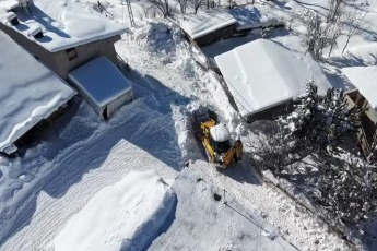 Devletten beklemedi, kardan kapanan köy yollarını kendi açtı