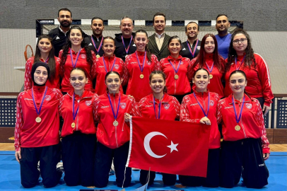 Türkiye Kadın Hokey Milli Takımı şampiyonluk kürsüsünde