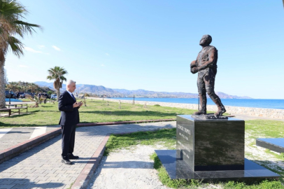 Bakan Bolat, KKTC'de şehit Yüzbaşı Cengiz Topel'in anıtını ziyaret etti