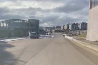 Caddeye kontrolsüz çıkan araca çarpmaktan kıl payı kurtuldu