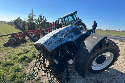 Kamyonetle çarpışan traktör ikiye bölündü