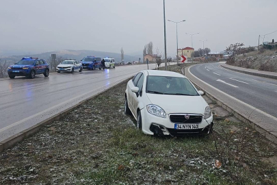 Lastiği patlayan otomobil orta refüje girdi: 1 yaralı