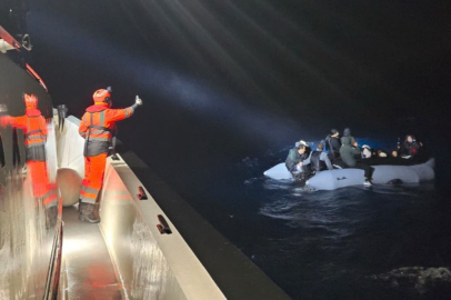 Urla açıklarında lastik bottaki 24 düzensiz göçmen kurtarıldı