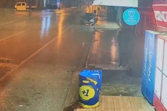 Yüzünü eliyle kapatarak büfeden alkol çalan hırsız yakayı ele verdi