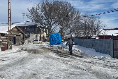 Alevlere teslim olan minibüsünü izlerken kalbine yenik düştü