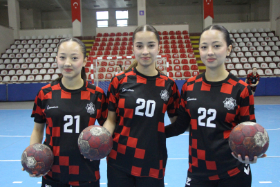 Aynı takımdaki hentbolcu üçüzleri gören şaşırıyor