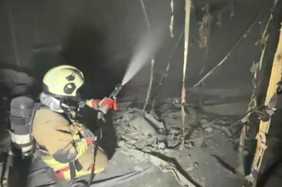 Depremde evi yıkılan aile yangınla ikinci kez yuvasız kaldı