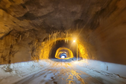 Dünyanın en zorlu yolları' arasında gösterilen "Taş Yolu" buz tuttu