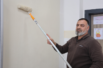 Şehit oğlunun adını taşıyan okulu kendi elleriyle yeniliyor