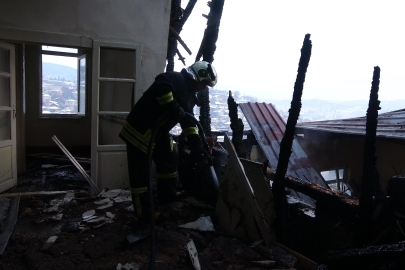 Alev alev yanan konaktan geriye duvarları kaldı