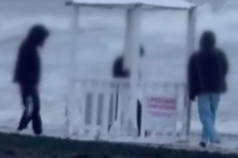 Cankurtaran kulübesini denize atmak isteyen 3 çocuğa polis müdahalesi