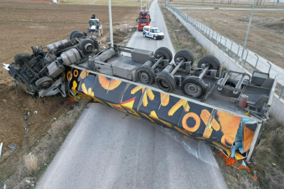 Devrilen tır karayolunu ulaşıma kapattı