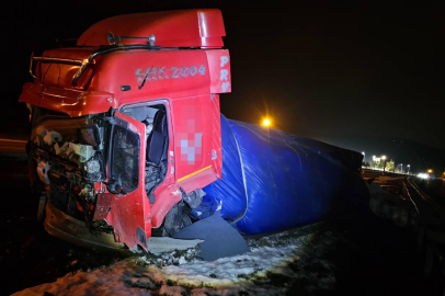 Lastik patlayınca yoldan çıktı