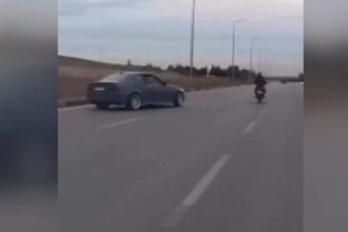 Lüks otomobil yolda drift yaptı, motosikletli son anda kurtuldu