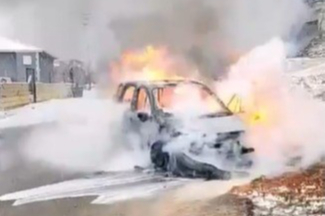 Seyir halindeki otomobil alev alev yandı