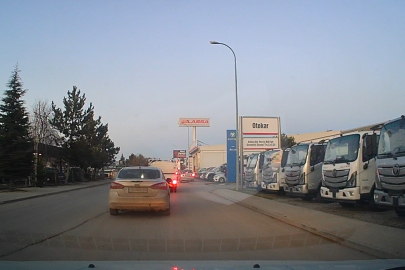 Trafikten kaçmak için kaldırımı yol yaptı