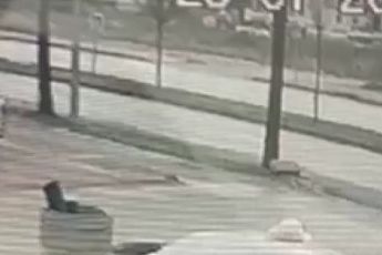 Bir anlık dalgınlıkla önünde ilerleyen kamyonete çarptı