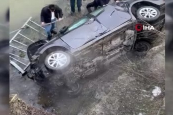 Kontrolden çıkan otomobil 20 metreden dereye uçtu