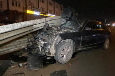 Otomobil bariyere saplandı: Sürücü yara almadan kurtuldu
