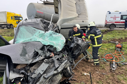 Tırın biçip hurdaya çevirdiği otomobilin sürücüsü öldü