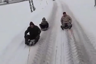 Traktör arkasında kayarak, o anları kayda aldılar