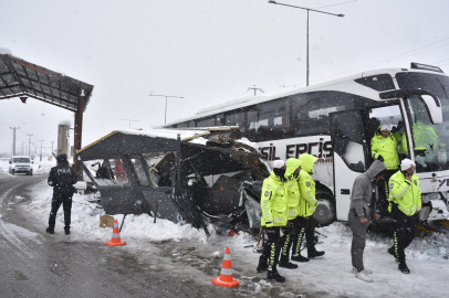 Yolcu otobüsü polis noktasına çarptı: 4 polis yaralandı
